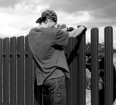 Удобный быстрый монтаж в Петропавловске забора из евроштакетника